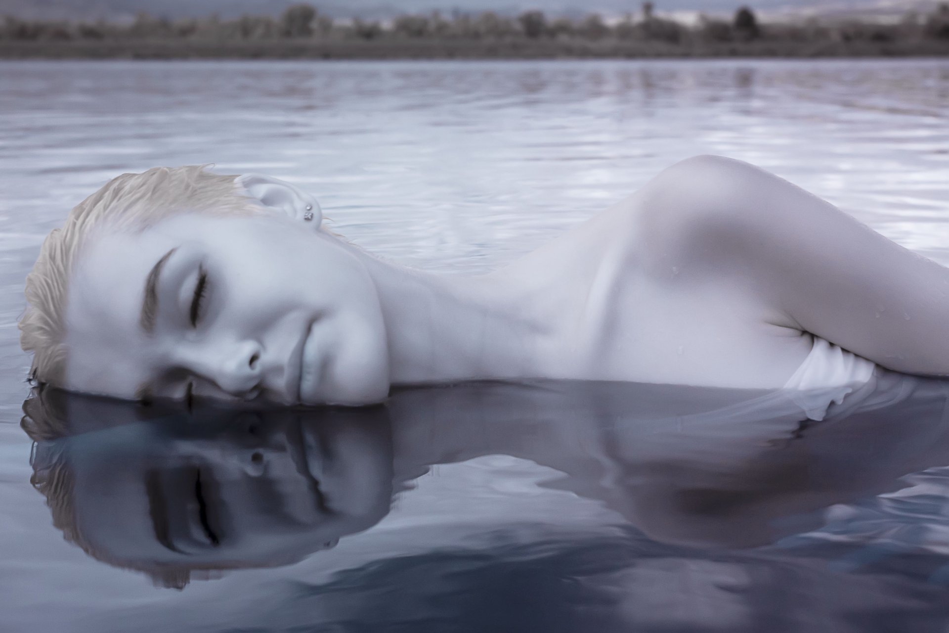 Tomicich Andrea_005_Ethereal Reflections - A Glimpse Between Realms, 2022, fotografia a infrarossi, cm 26x40