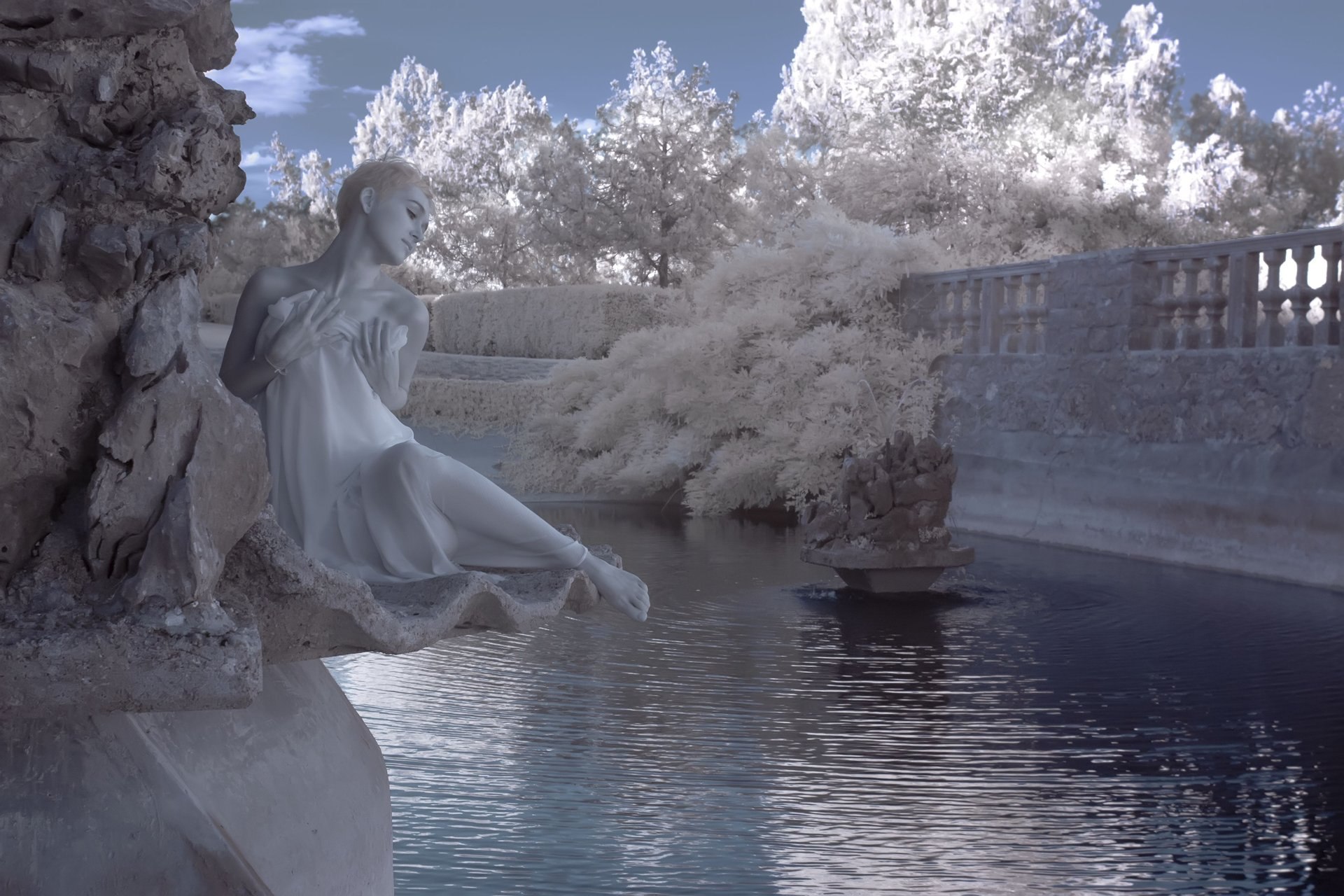 Tomicich Andrea_008_Serenity_s Cradle - A Nymph Amidst Ivory Trees and Lustrous Waters, 2022, fotografia a infrarossi, cm 26x40